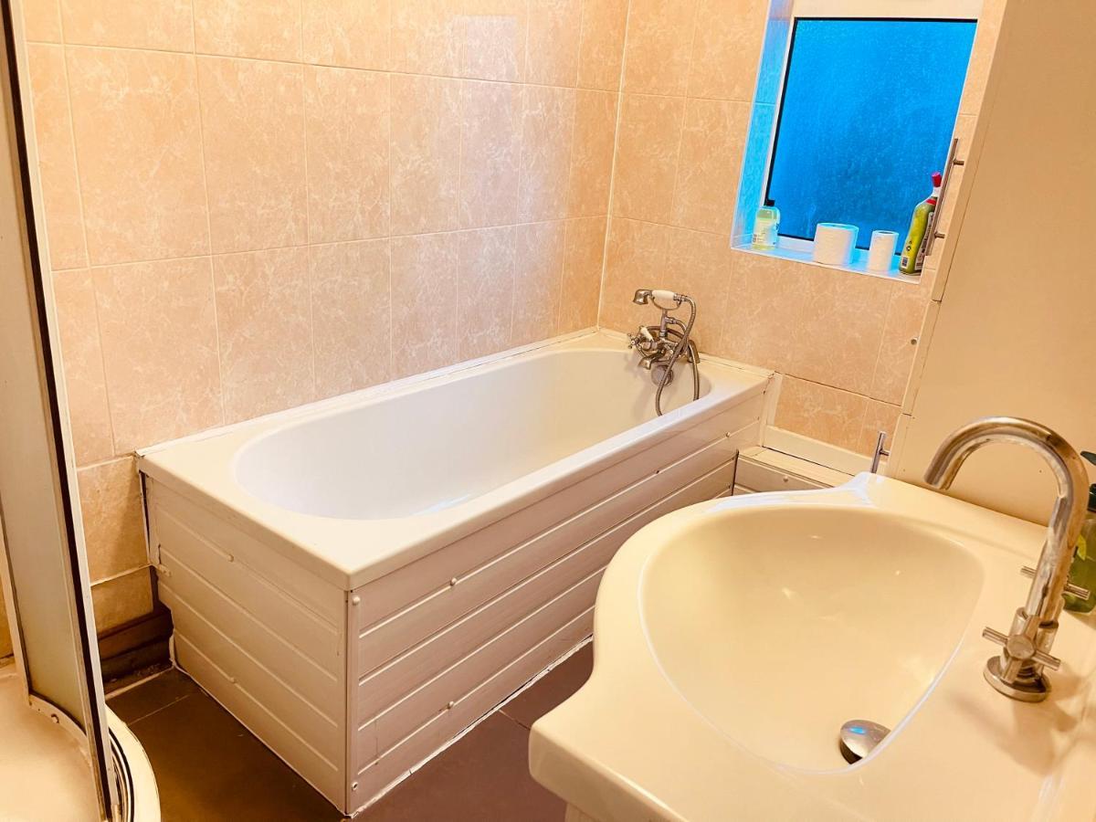 3 Bedroom Holiday House,Close To M6-Express Way To Centre Birmingham Exterior foto